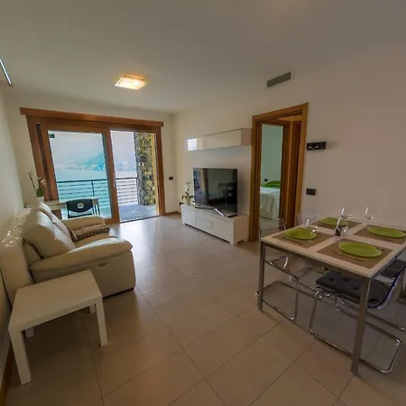 Sleeps 4 Pool Apartment Argegno