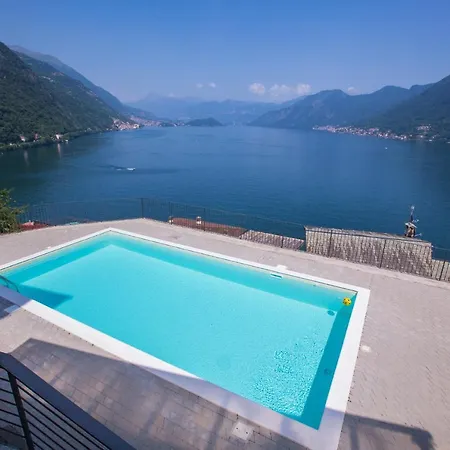 Sleeps 4 Pool Apartment *